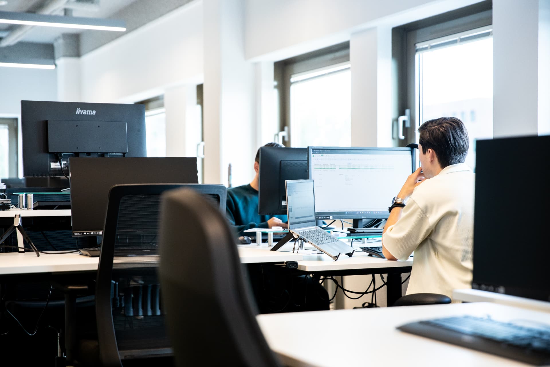 Twee specialisten van Grow Up Digital werken op kantoor aan Google Ads-campagnes