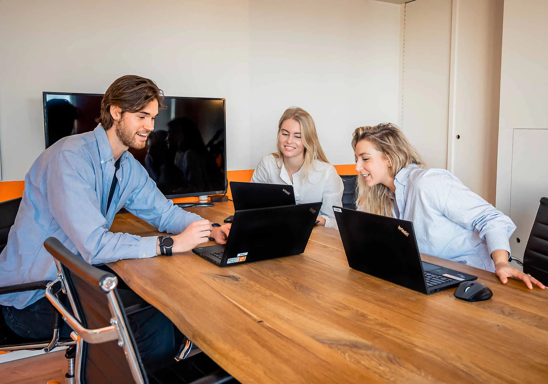 Grow Up Digital-specialisten aan tafel met laptops