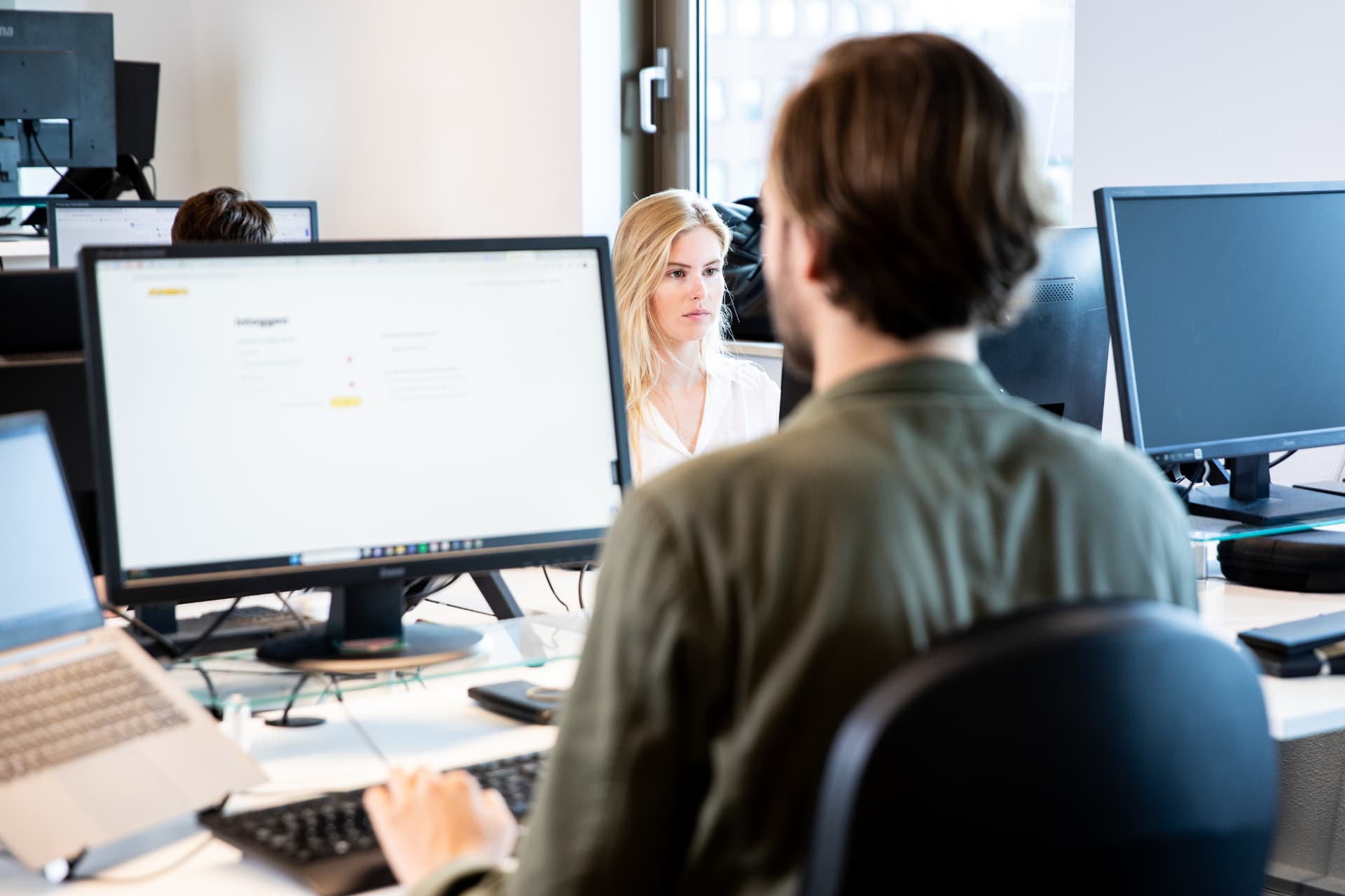 Het team van Grow Up Digital aan het werk op kantoor