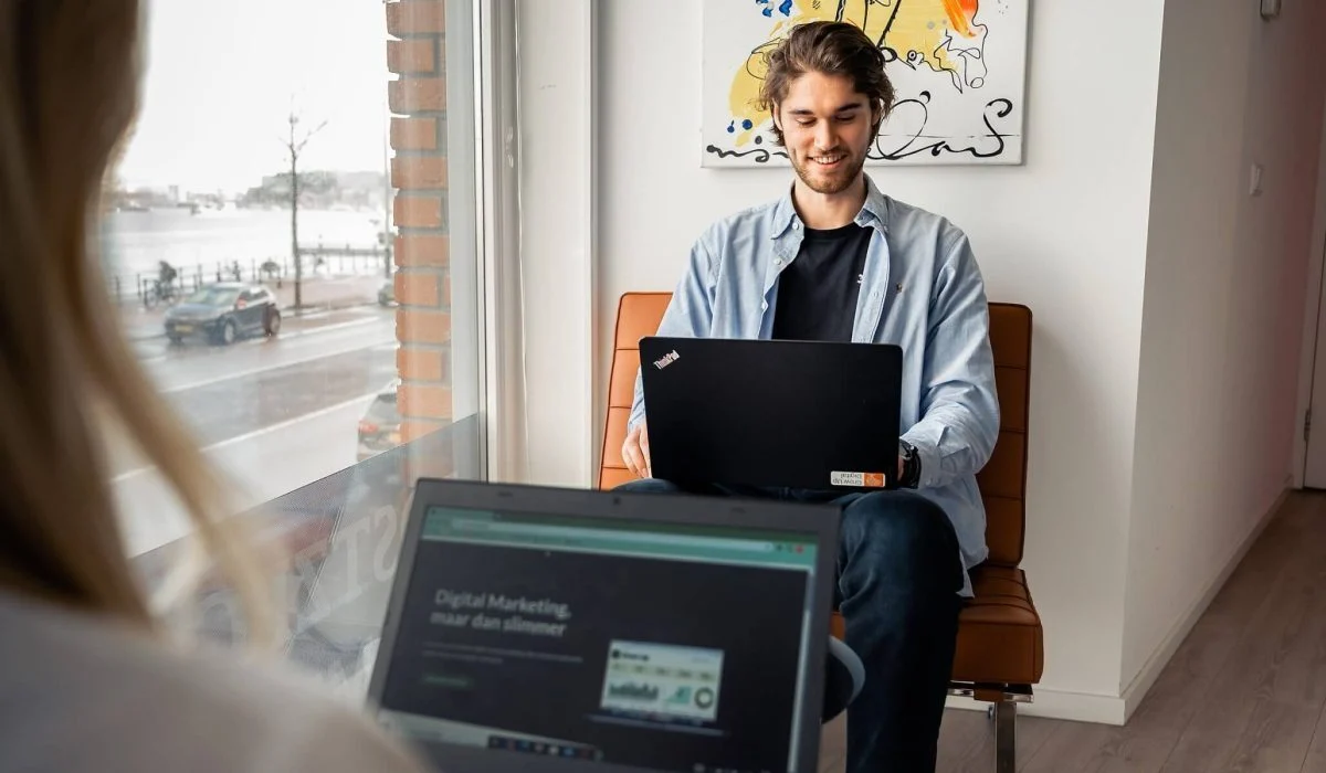 Werknemer Grow Up Digital achter laptop in het kantoor